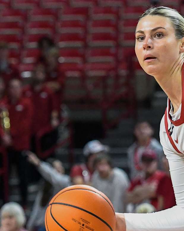 Razorbacks Saylor Poffenbarger against Alabama
